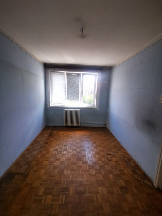 Vând apartament 2 camere decomandat , strada  Dacia