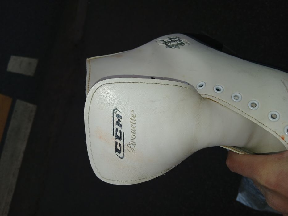 Продам коньки срочно.