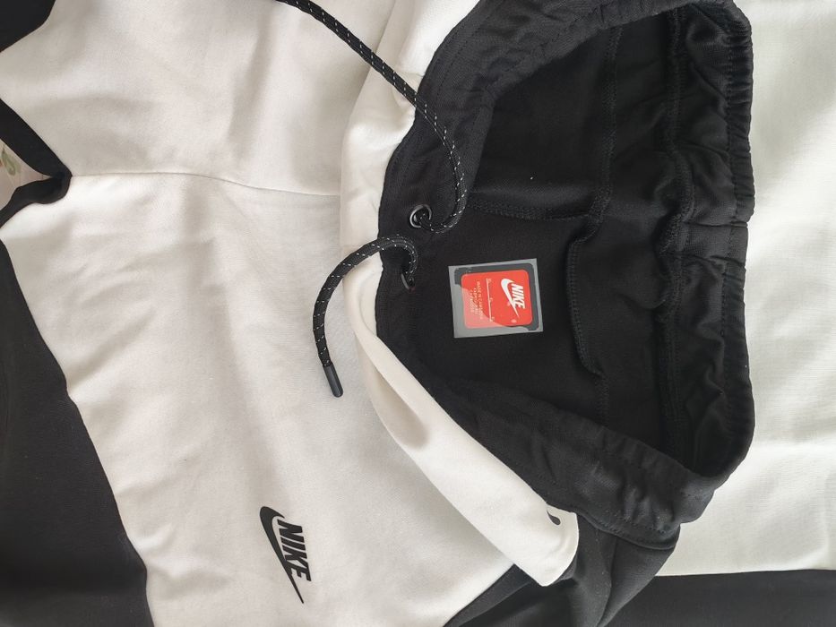 Compleu NIKE fabricat in Cambogia