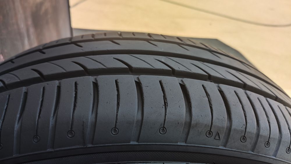 2бр летни гуми 185/65/15 Kumho Ecowing
dot23
7mm
