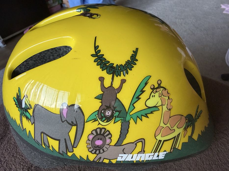 Продавам детска каска Drag Jungle
