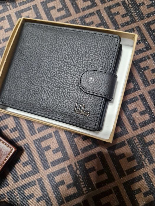 Продават се нови портфейли /калъфи за документи/