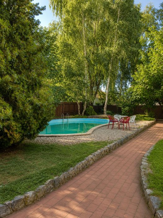 Camere în vilă  cu piscină, în regim hotelier
