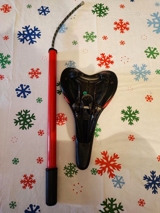 Сиденье для велосипеда и насос.