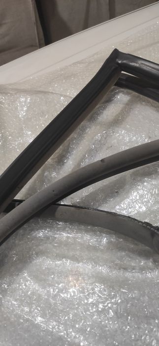 Уплотнительные резинки дверей на Ауди 100 С4.
