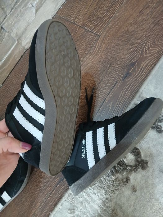 Adidasi  nr 33 si nr 34 noi