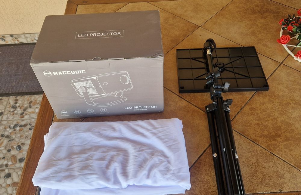 Proiector magcubic l018