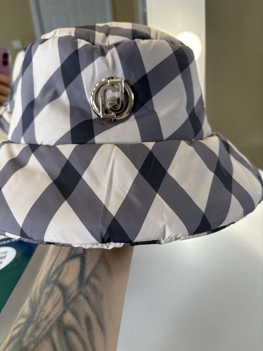 Прекрасна шапка на Liu Jo