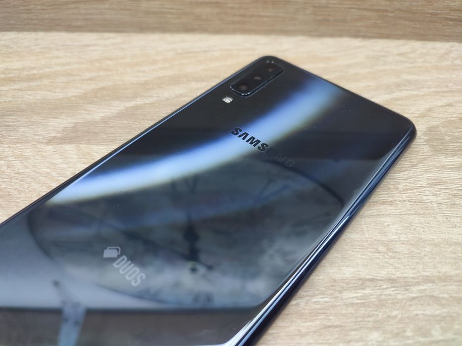 Samsung Galaxy A7 (2018) 64GB 4GB RAM Blue IMPECABIL oferta 299 lei