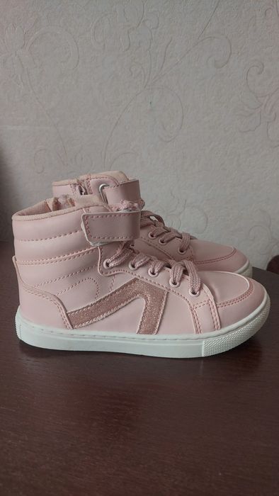 Продам детские кроссовки