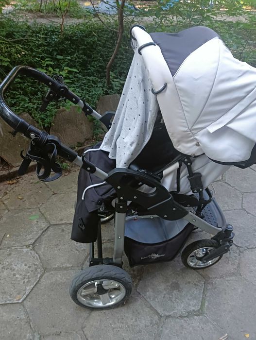 Бебешка количка бяла с черно  с летни подложки, сенник и зимно чувалче
