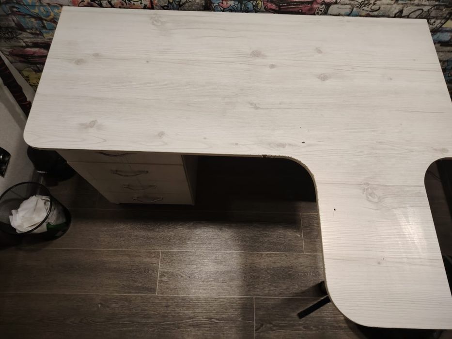 Угловой стол деревянный