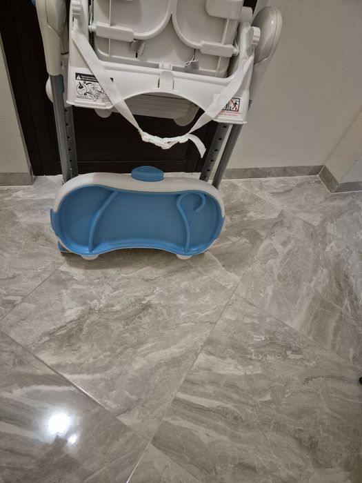 Стол за хранене с много позиции и сваляща седалка