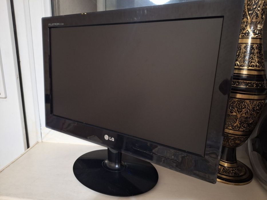 Монитор 19 диагональ