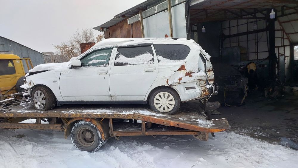 Приора Универсал разбор есть много запчастей