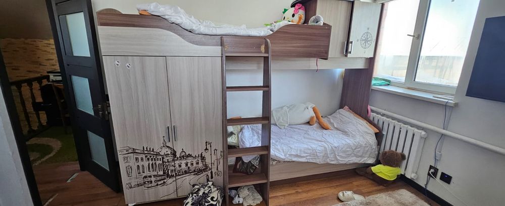 Продам детскую двухьярусную  кровать.