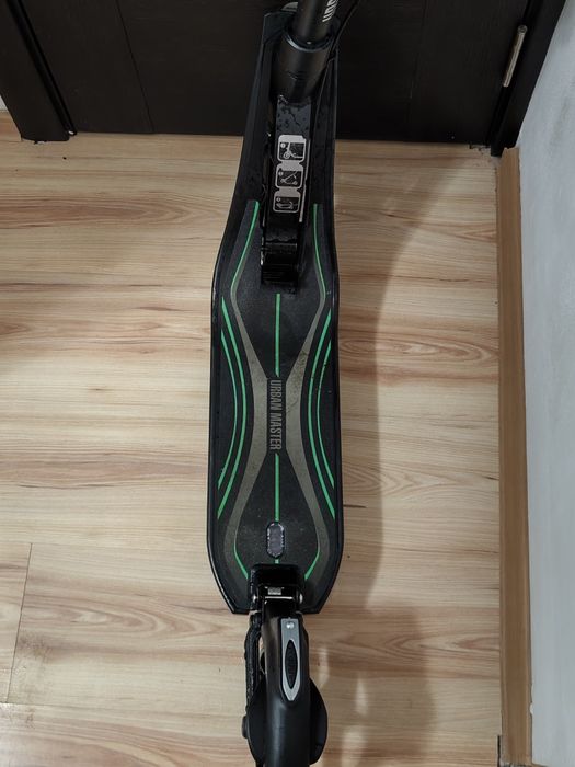 Vând trotineta urban master