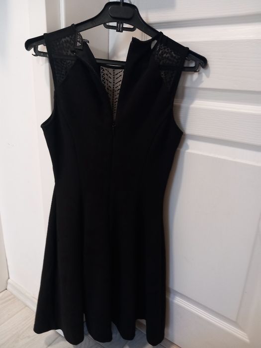 Vand rochita s,purtata 1 data,10 min,pt poza album.