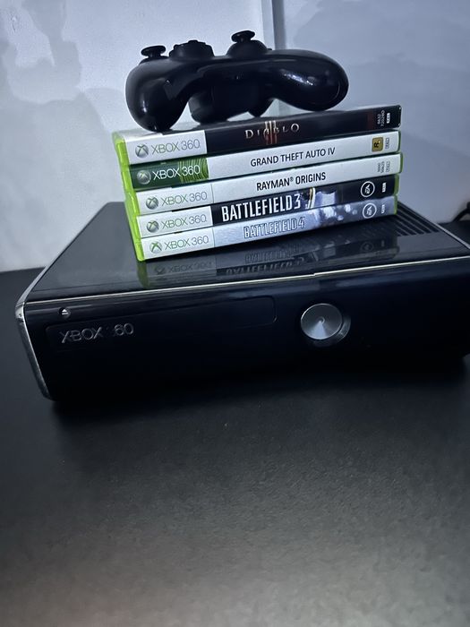 XBOX 360 plus 3 manete