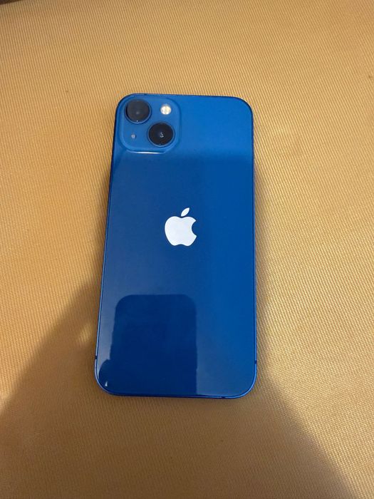 iPhone 13 pe albastru