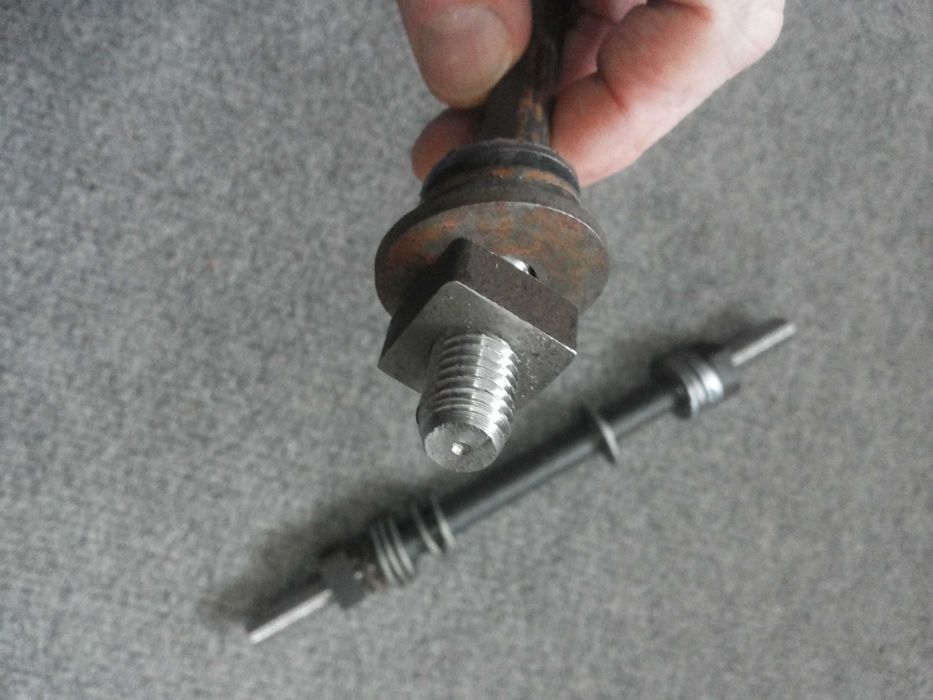 Оси, шпильки, стержни металлические с резьбой М12