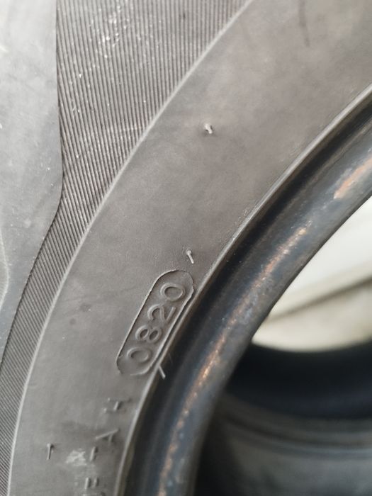 Vând 2 cauciucuri Hankook 215/65R16 vara