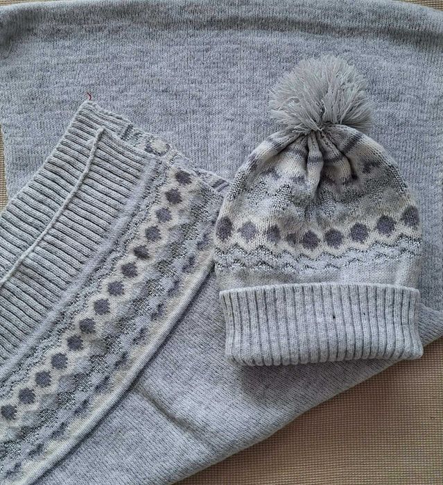 Нов сет от вълнени чорапи,шал и шапка