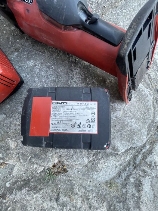 HiLTi  ъглошлайф AG 125-A22 с батерия и зарядно цената е за комплекта