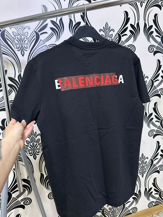 Tricou model nou Balenciaga, Casablanca