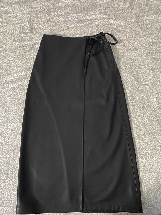 Fusta midi din piele Stradivarius