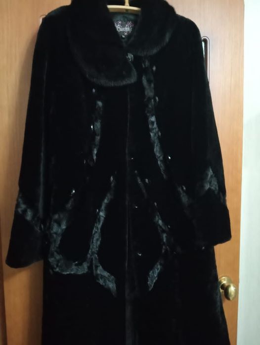 Продам 2 Шубы  цигейковые