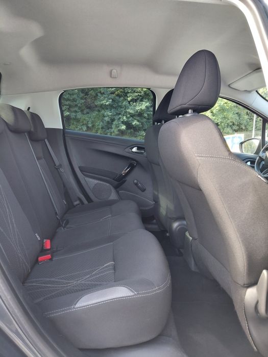 Peugeut 208 1,2 benzina 102 cai  an 2015 Navigație/clima/Incalzire scaune /pilot
Masina este adusa recent in tara