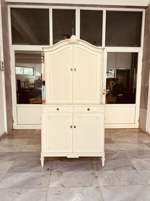 Шведски винтидж шкаф в стил Gustavian / Неокласицизъм