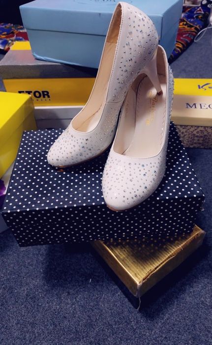 Ayollar xar xil tuflilar sifati aloo