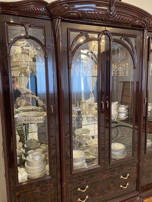 Продается Ветрина и Комод. Шкаф