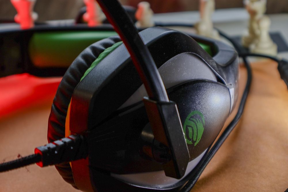 Cască gaming Marvo HG9052, neagră-verde, cu LED și microfon.