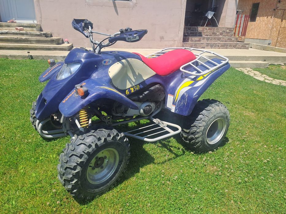 Vînd atv de 250 cc