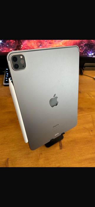Ipad  11 Pro (FOARTE PUTINE ORE DE FUNCTIONARE) +husă originală+apple pen+folie