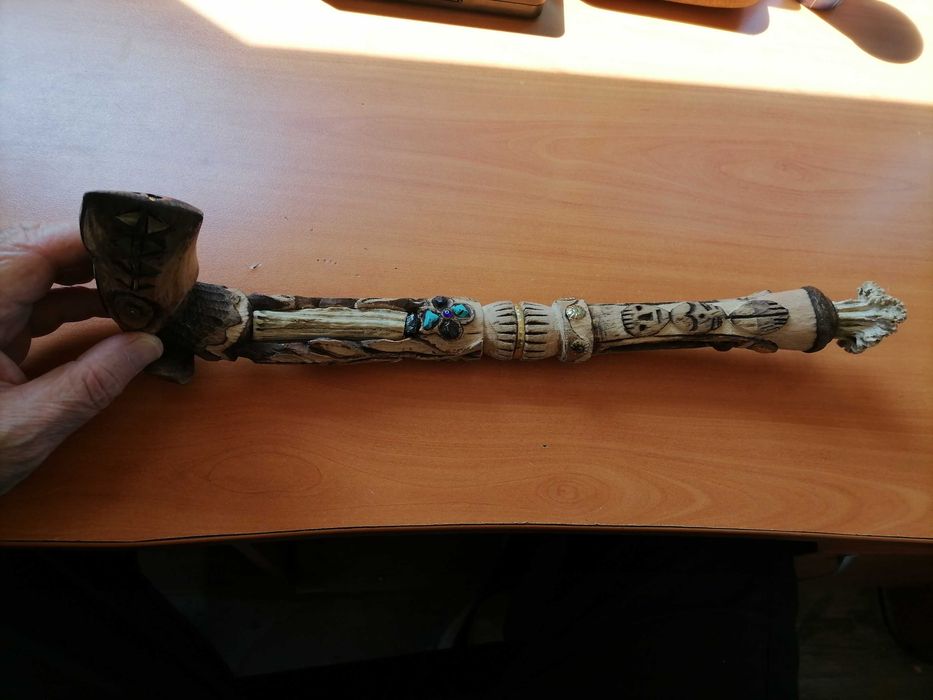 Дървена брадва с резба и камъни