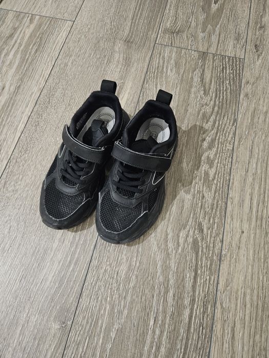 Кроссовки с ортопедической стелькой 1000тг