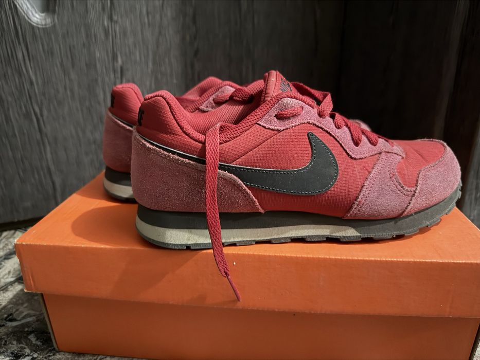 Маратонки Nike.