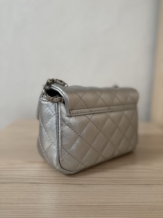 Сумочка серебристая