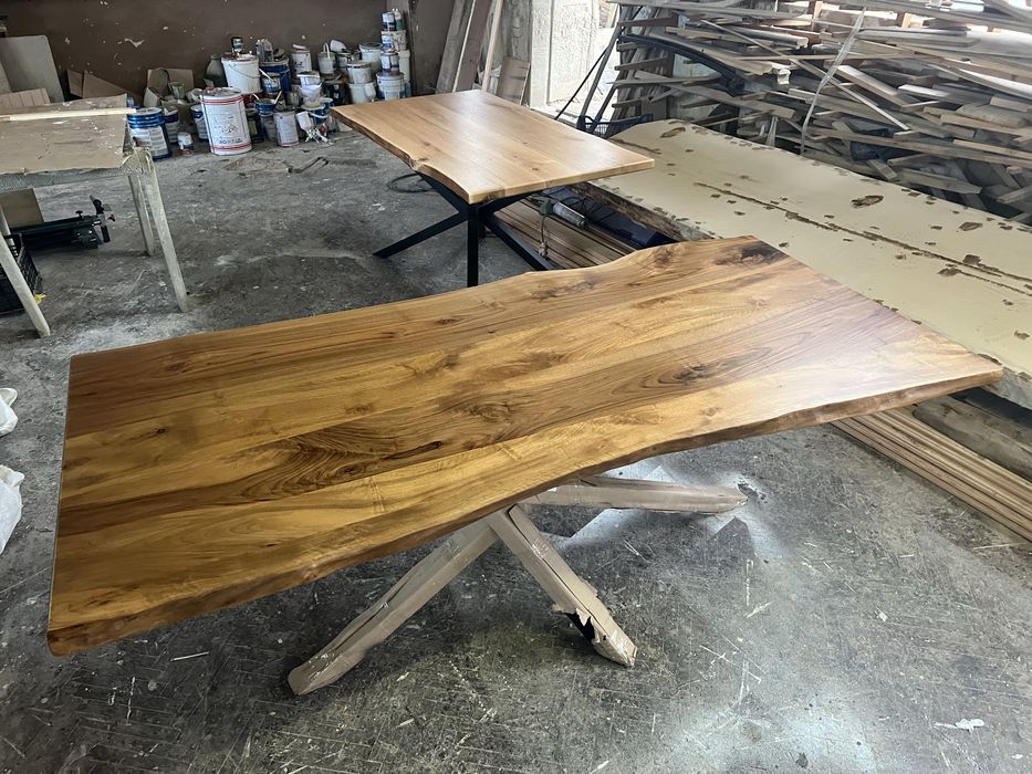 Уникална трапезна маса от орех и дъб с естествени криви ръбове