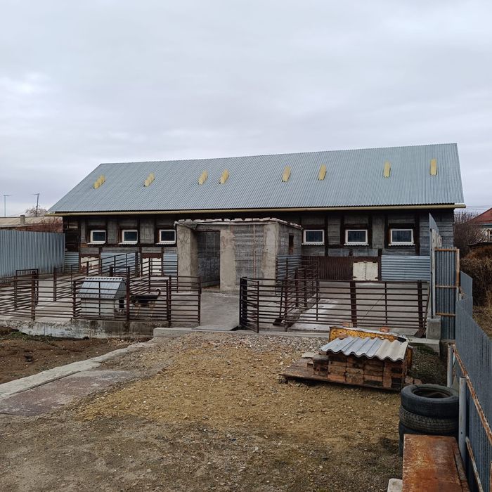 Продам дом с большим помещением