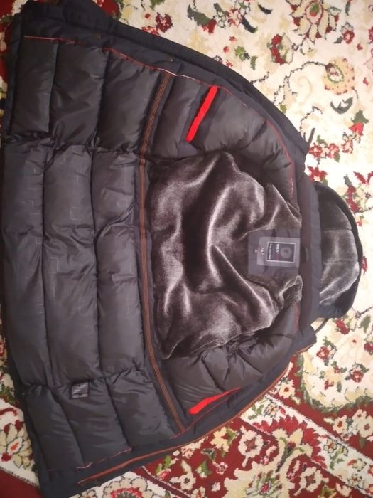 Продаётся зимняя куртка.