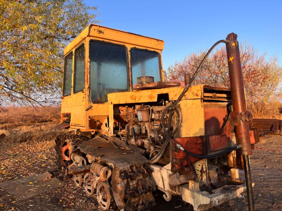 ДТ 75  қасында соқасы мен күрегі бар