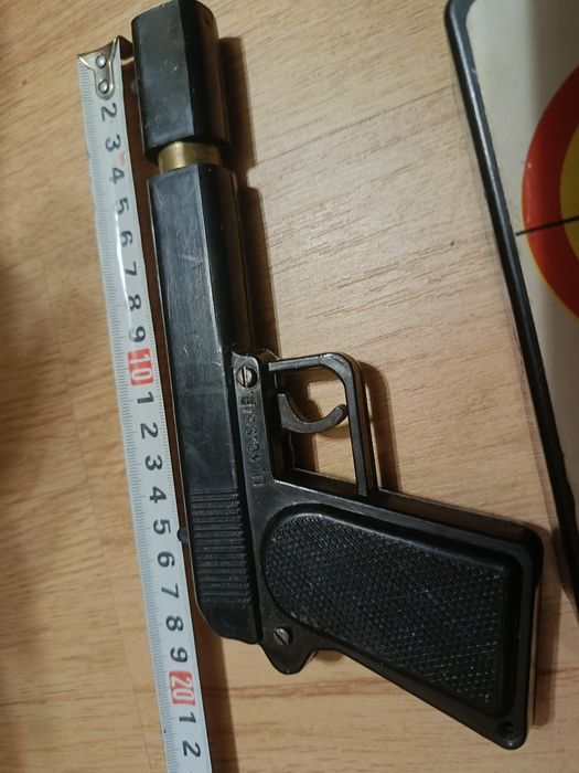 Стари играчки , пистолет и сметало