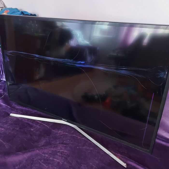 Vând TV smart Samsung diagonala 108cm display crapat..