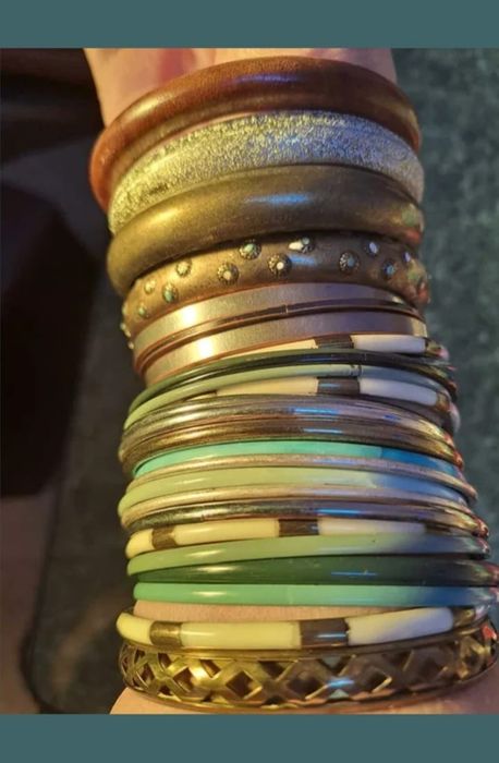 Brățări   preț 20. Lei toate