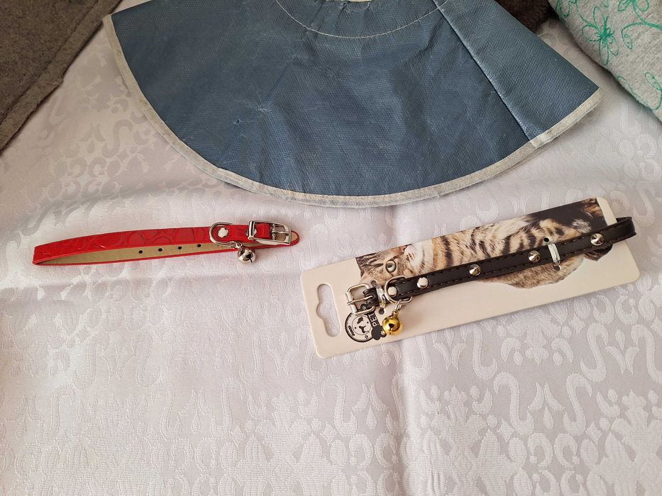 Set accesorii ieftine pentru pisici, casuta pliabila, culcus moale cu saltea, ansamblu de joaca, 	zgardă rosie /neagra din piele ecologică cu clopotei